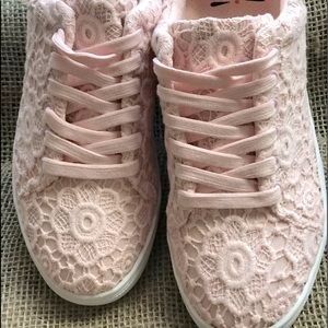Isaac Mizrahi Brand New blush pink crochet sz7 M tennis shoes